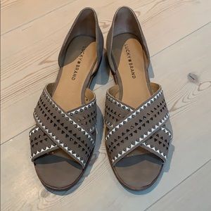 Lucky Brand cross toe sandal beige / tan 8.5M